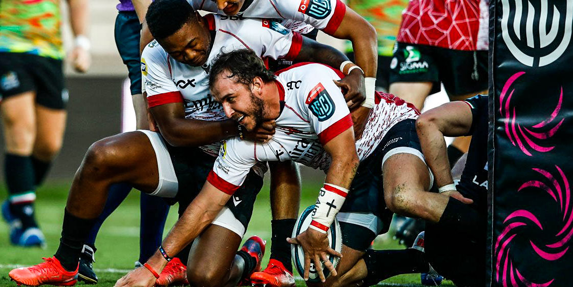 Burger Odendaal goes over for the Emirates Lions against Zebre.
