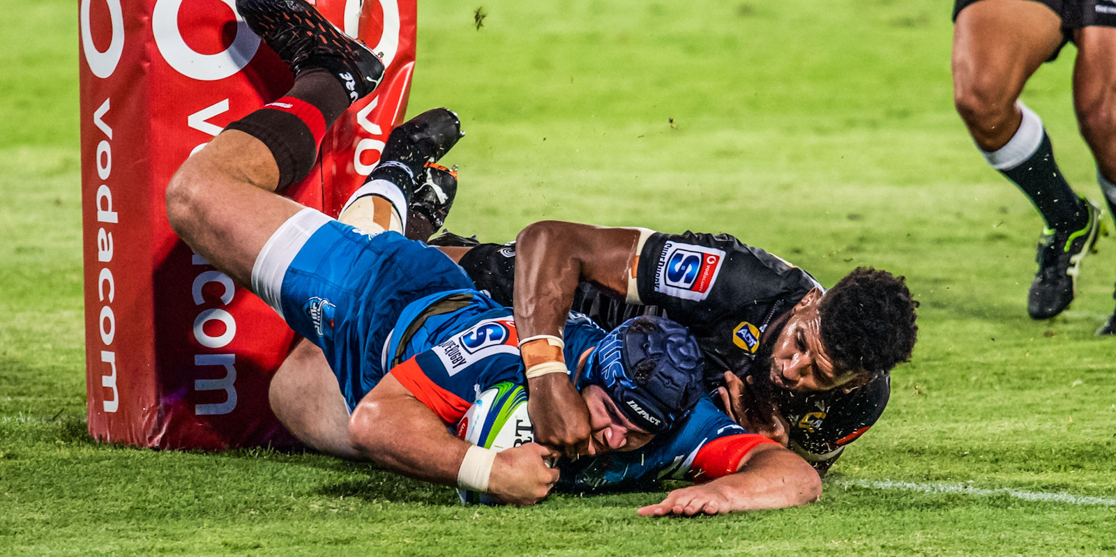 Marco van Staden goes over for his first try.