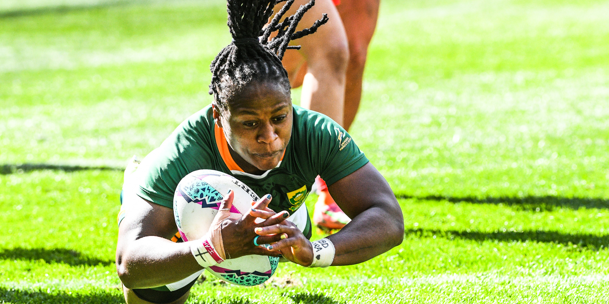 Zintle Mpupha goes over for her try.