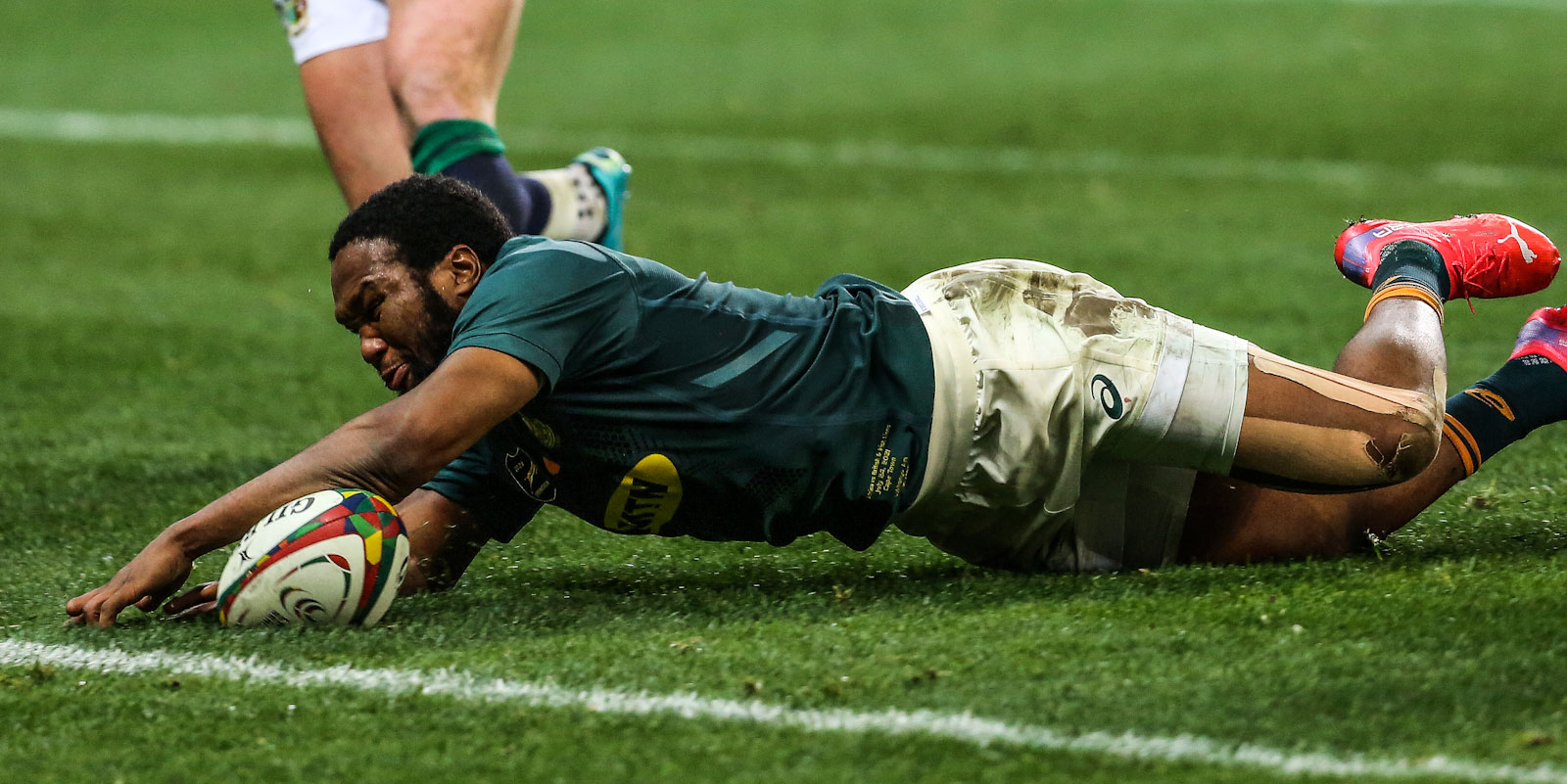 Lukhanyo Am makes no mistake with the Boks' second try.