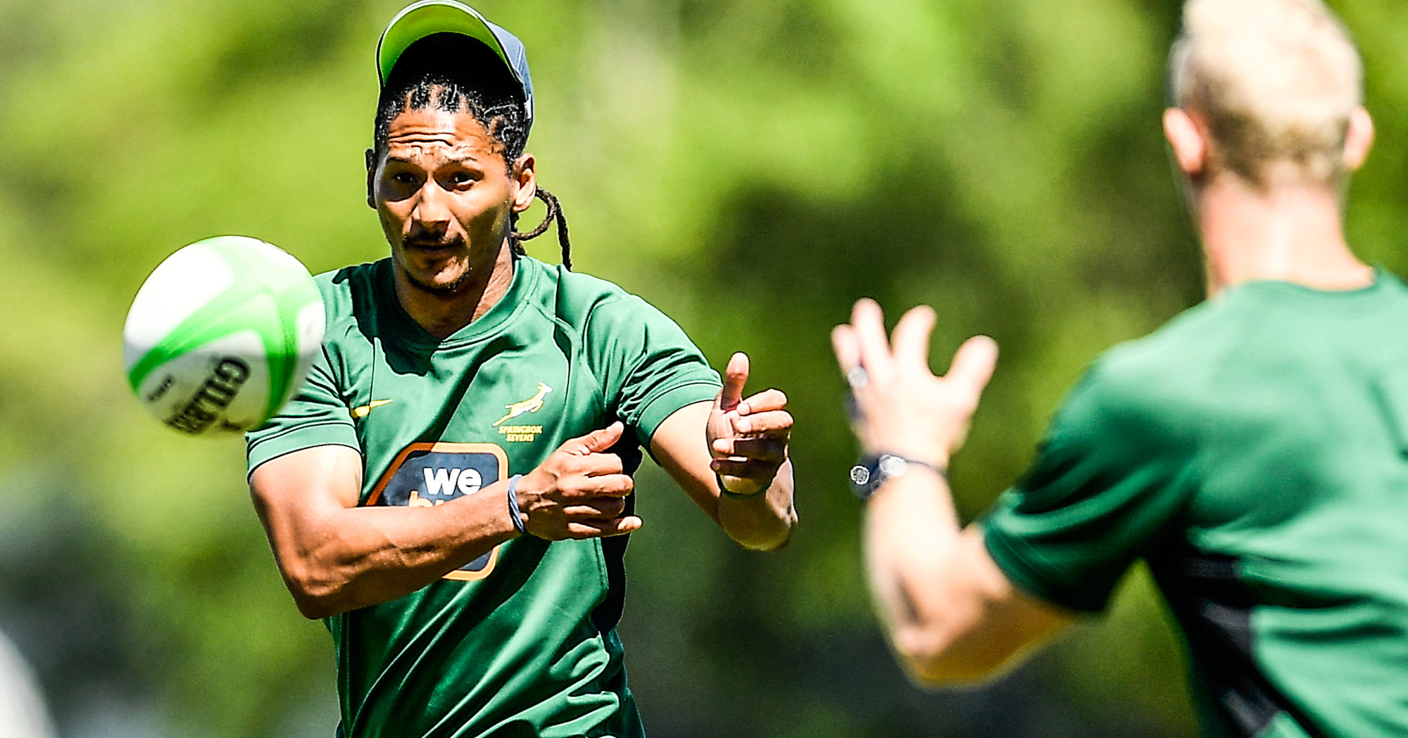 Justin Geduld passes the ball to Ryan Oosthuizen in training.