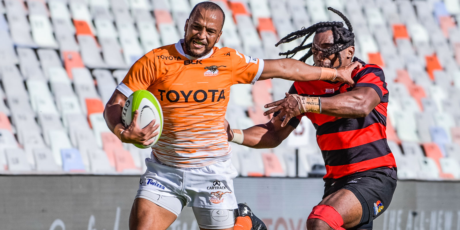 Toyota Cheetahs wing Rhyno Smith on his way to the tryline against Eastern Province.