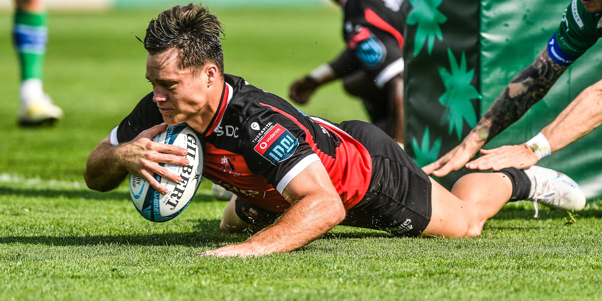 Quan Horn goes over for the Emirates Lions' first try.