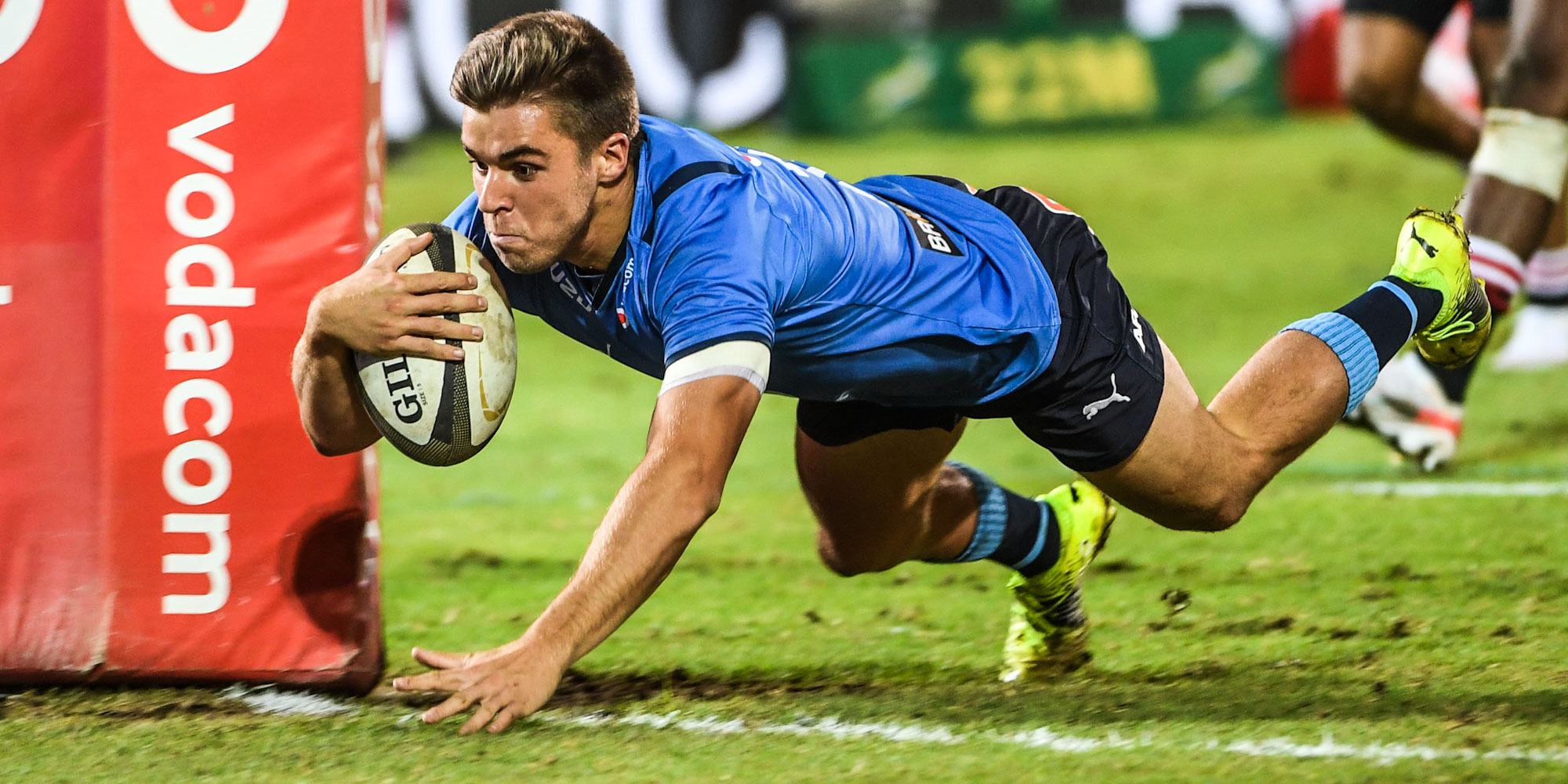 Zak Burger scores for the Vodacom Bulls.