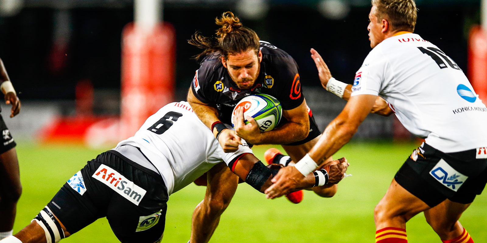 Marius Louw on the charge for the Cell C Sharks.