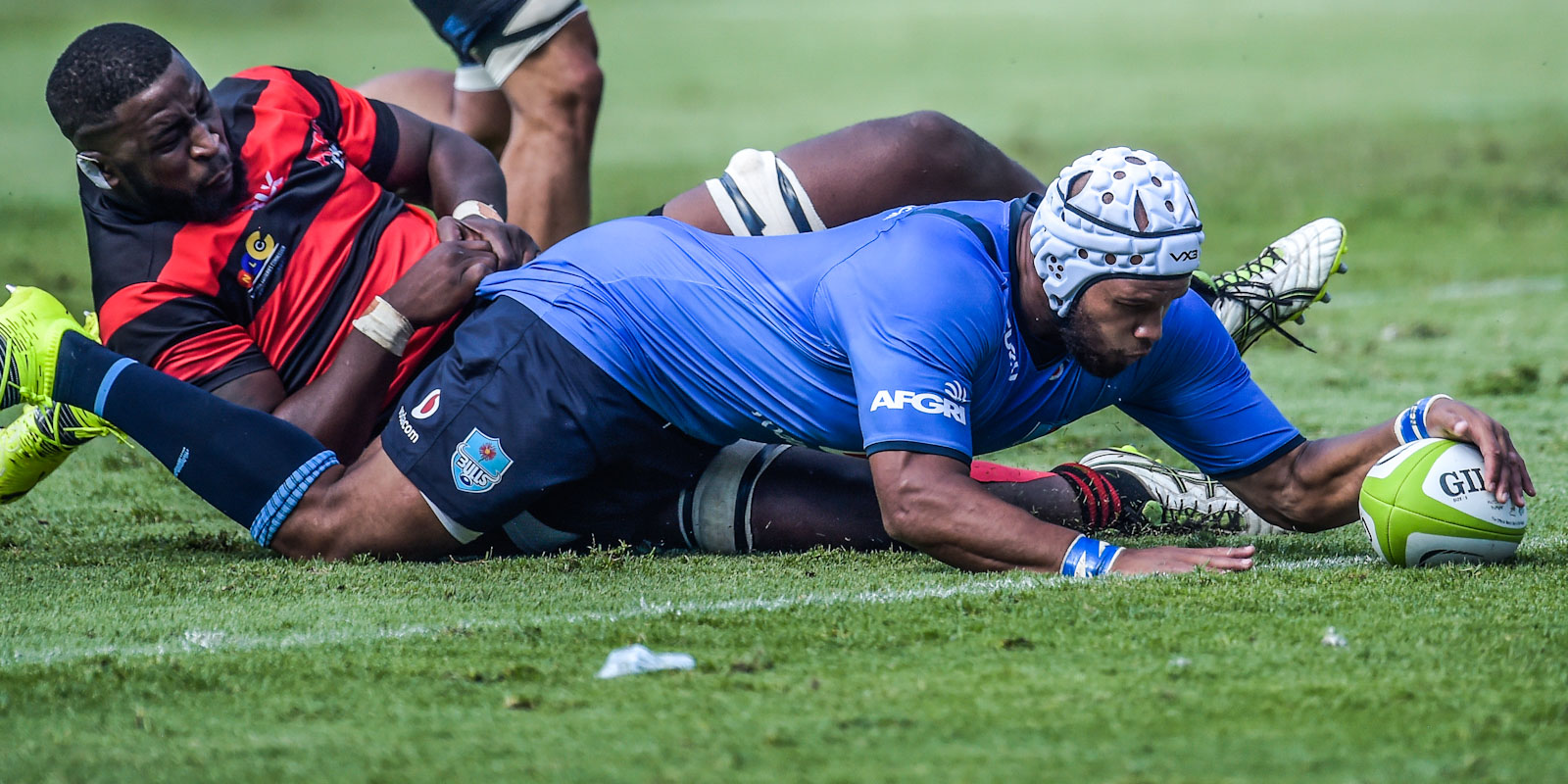 Nizaam Carr goes over for one the Vodacom Bulls' 12 tries