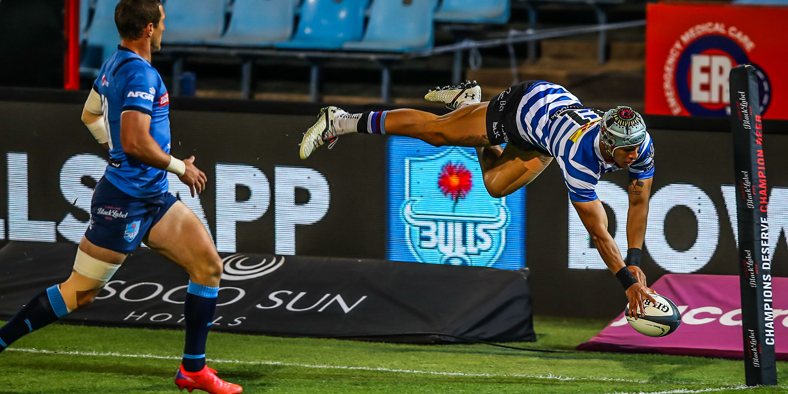 Edwill van der Merwe goes over for a spectacular try for DHL WP.