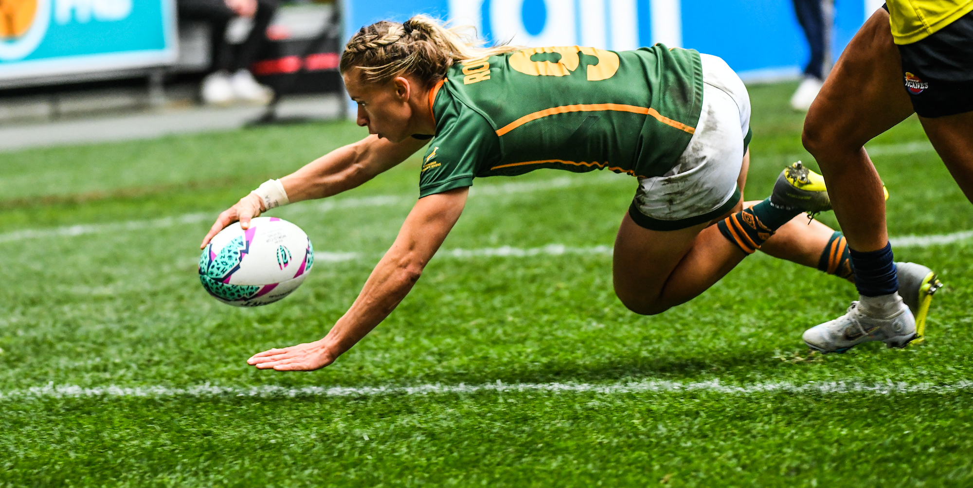 Nadine Roos gets a try in the Rugby World Cup Sevens 2022.