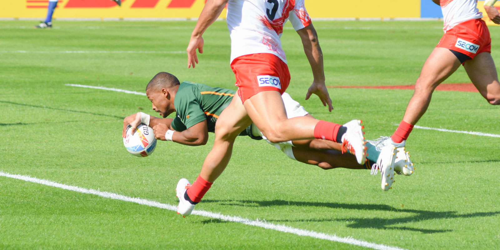 Shaun Williams scoring for the Blitzboks in Dubai.