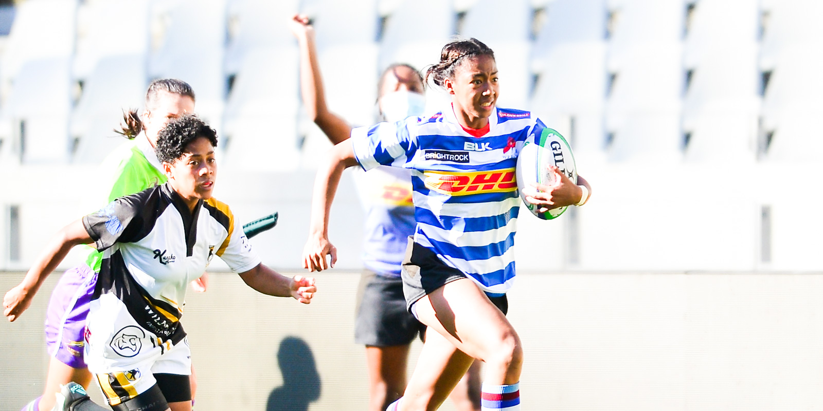 DHL Western Province winger Alichia Arries races to the tryline.