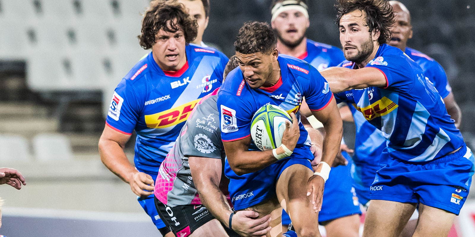 Edwill van der Merwe on the attack for the DHL Stormers.