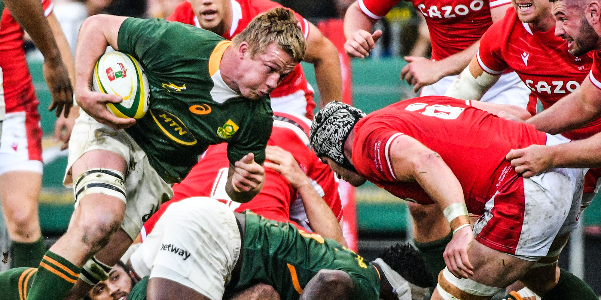 Pieter-Steph du Toit takes on the Welsh defence.