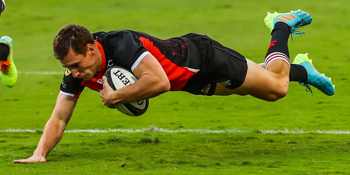 Andre Warner goes over for the Emirates Lions' first try.