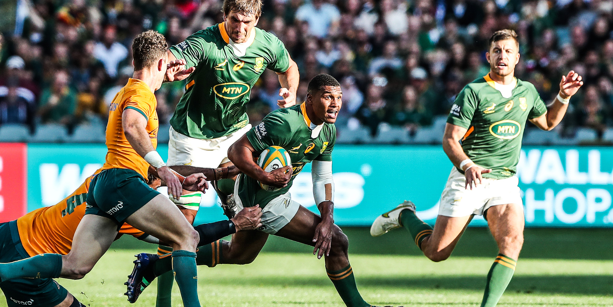 Damian Willemse busca un hueco con el apoyo de Eben Etzebeth y Handre Pollard.