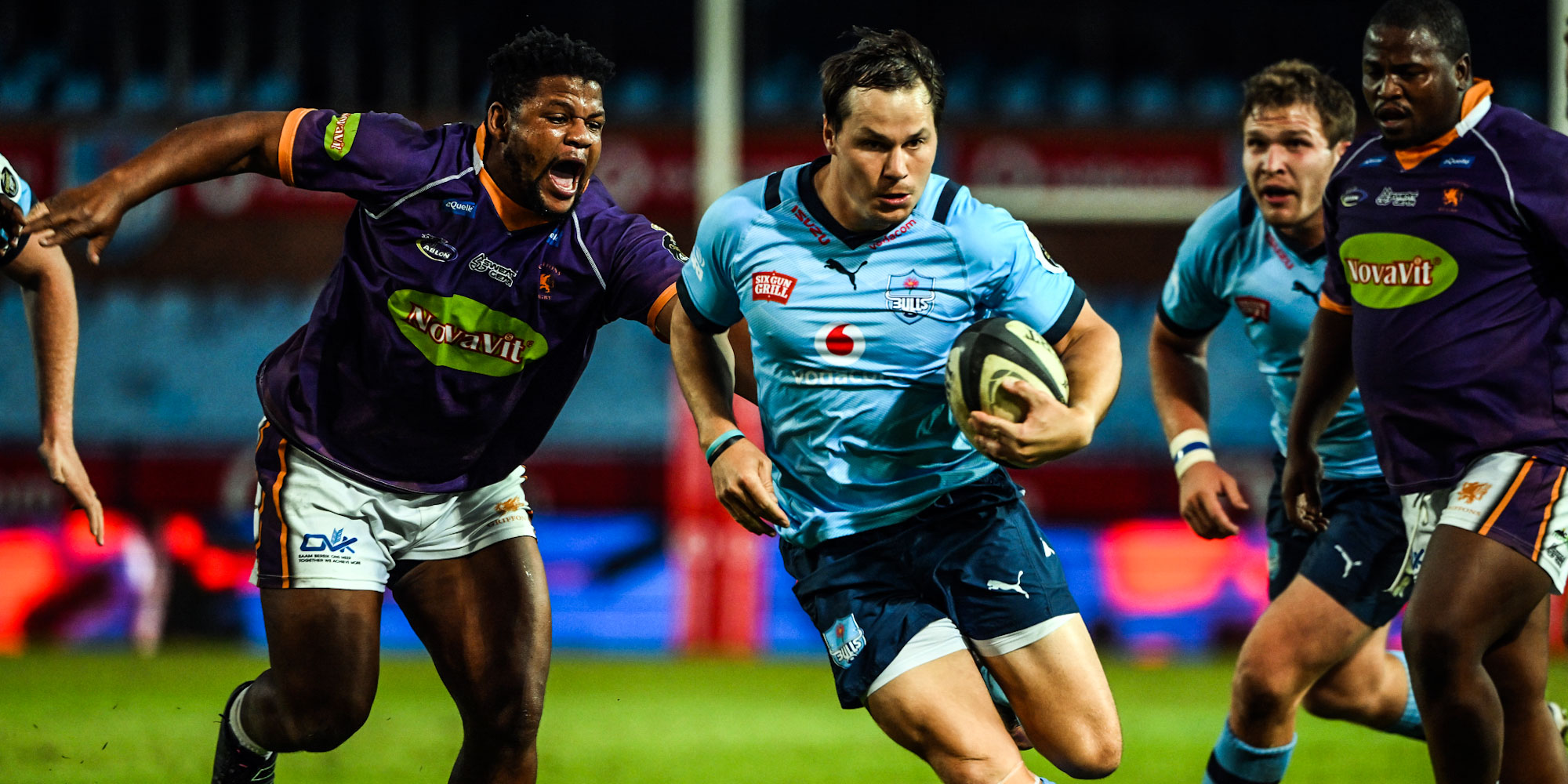 The Vodacom Bulls' Chris Smith evades a tackle from the NovaVit Griffons.