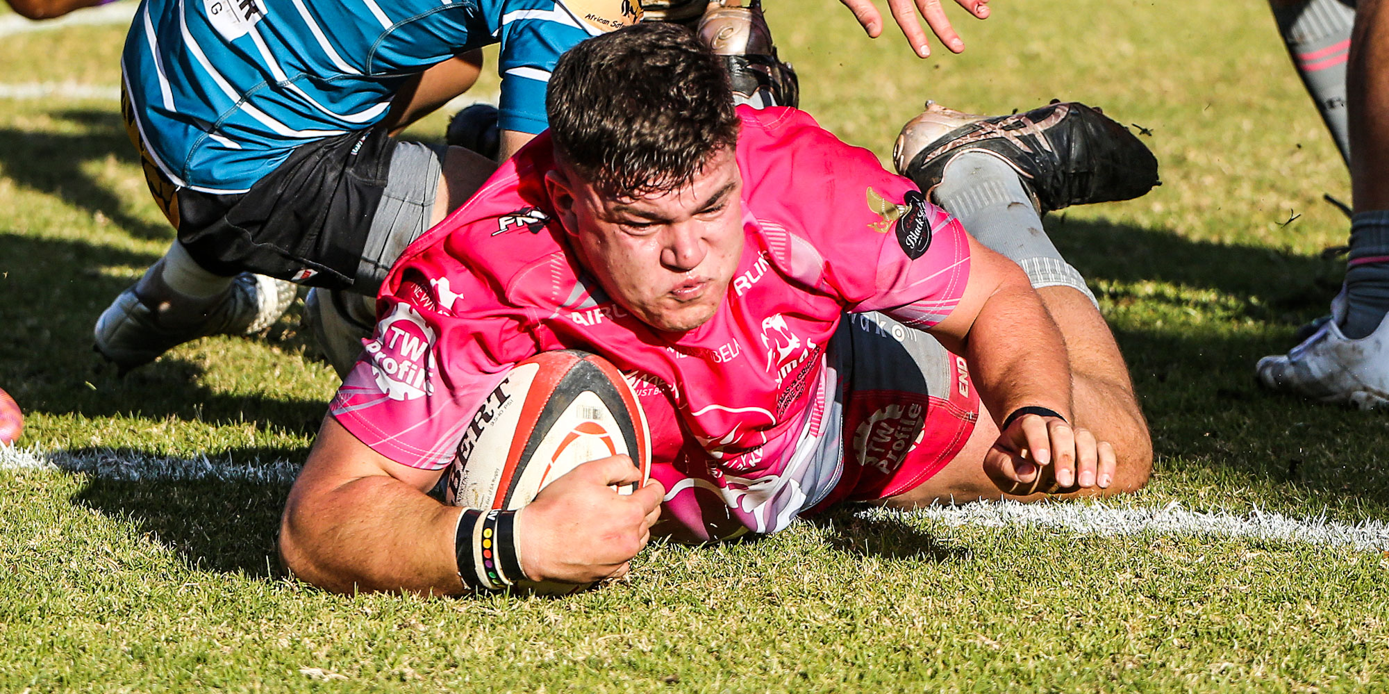 Eduan Swart realiza un try crucial justo antes del descanso que amplió la ventaja de los Airlink Pumas a 18-9.