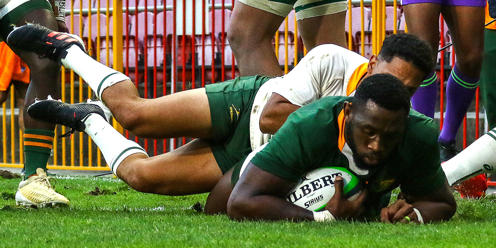 Siya Kolisi crosses for his try for the Green team.